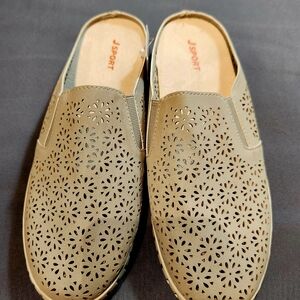 ⭐️NWT J Sport Women's Casual Cream Cut-Out Loafers Size 9